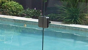 Loquet magnétique pour barrière de piscine à 90° à montage verre-à
